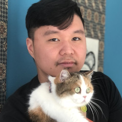 Sung Jin Ahn tiene in braccio un gatto