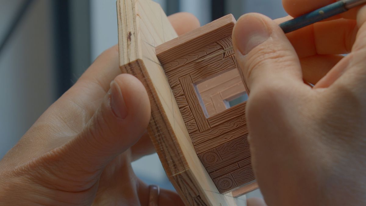 I dettagli sono scolpiti nelle pareti di Dwarven Forge usando aghi e spilli.