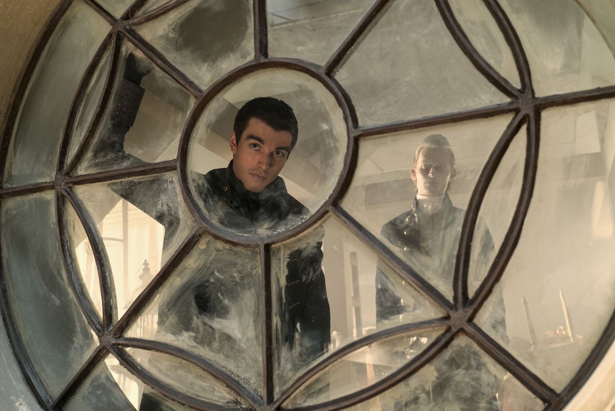 un giovane re giorgio sbircia fuori da una finestra