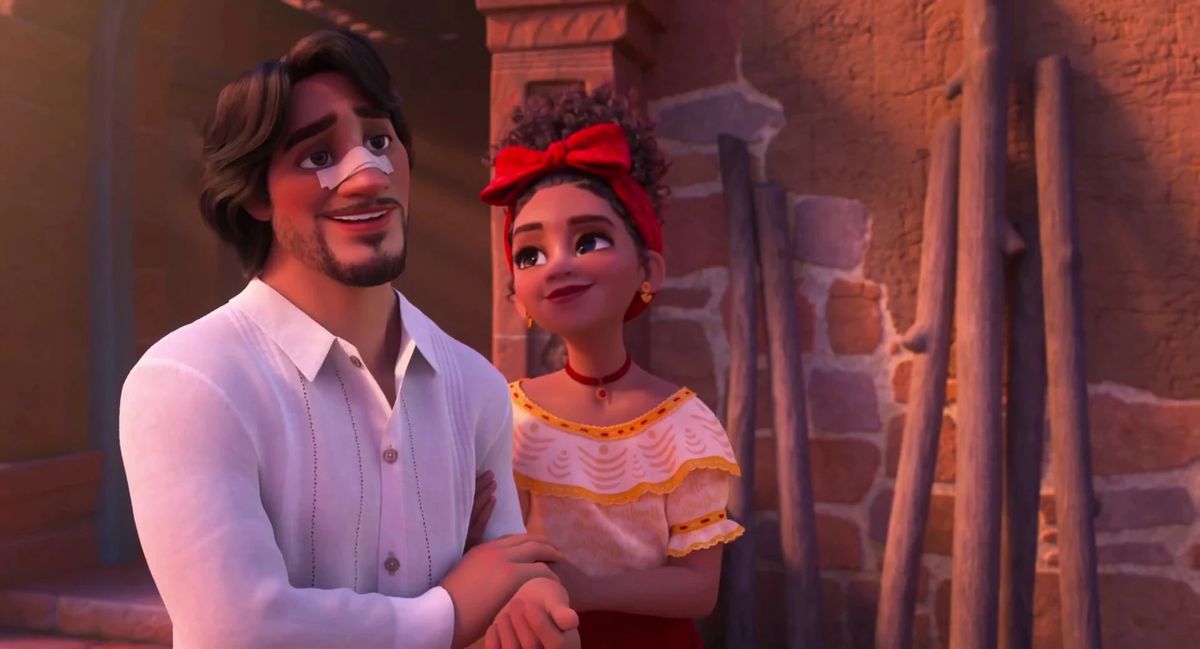 mariano, un uomo dai capelli sciolti con una benda sul naso, a braccetto con dolores, che lo guarda adorante