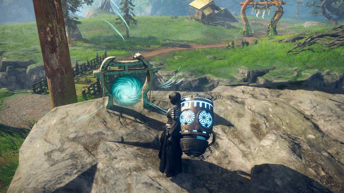 Un guerriero si trova vicino a un cancello dei cacciatori su una scogliera vicino a un campo in Wild Hearts.