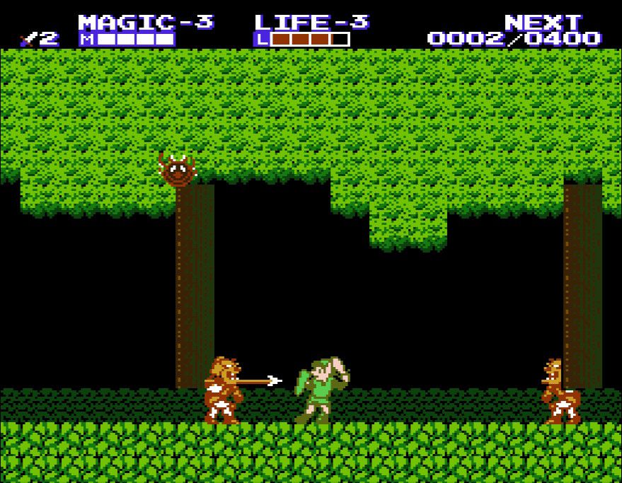 Link estrae la spada per colpire un Moblin armato di lancia nella foresta di Zelda 2: The Adventure of Link