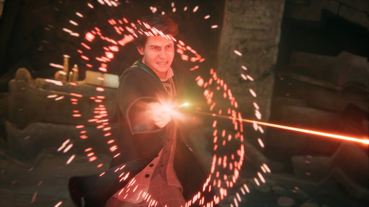 Un mago lancia un incantesimo oscuro con un raggio rosso e scintille che escono dalla sua bacchetta in Hogwarts Legacy
