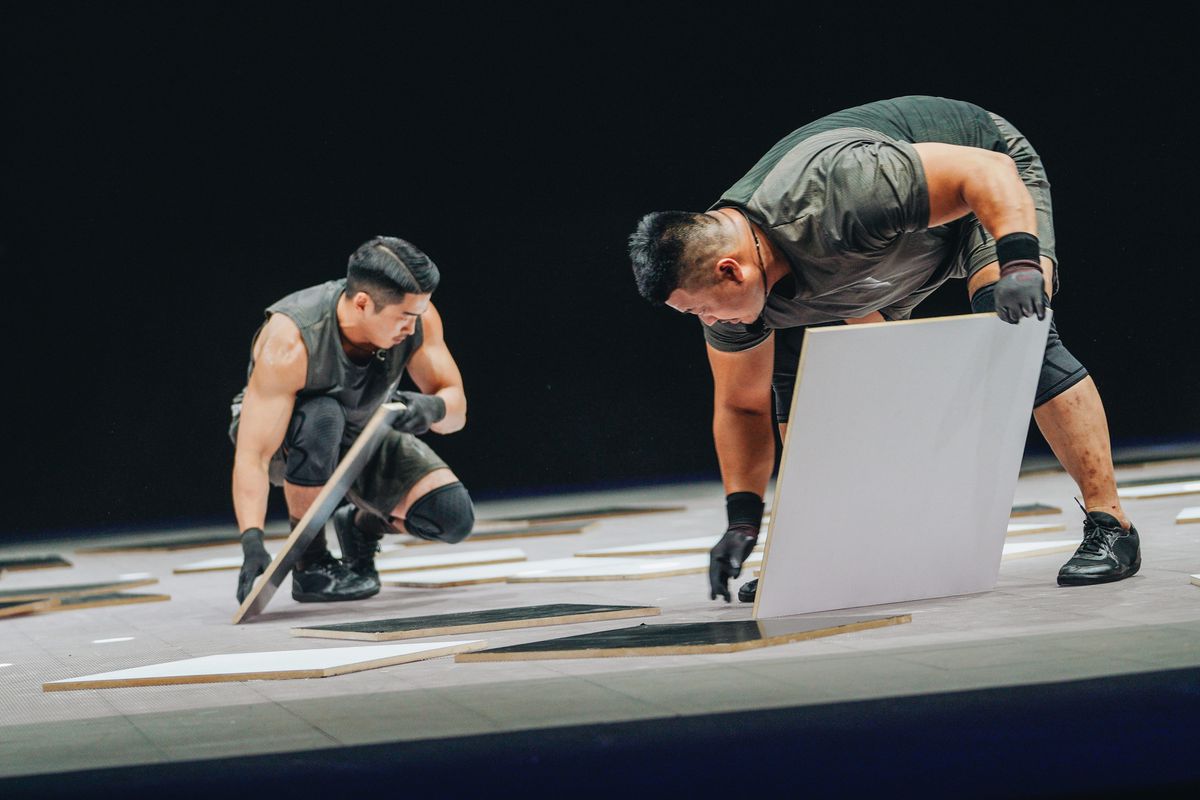 Due concorrenti di Physical 100 lanciano quadrati in un fotogramma dell'episodio