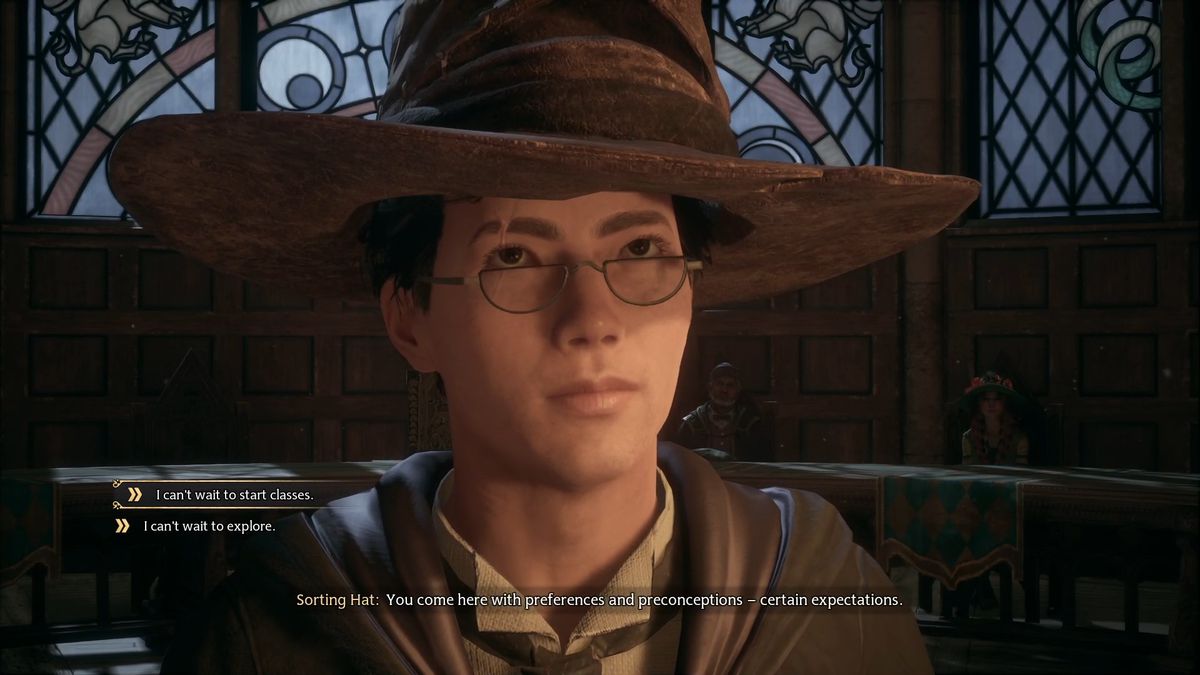 Vai a lezione o esplora i giardini? Studente con cicatrice e occhiali mezzo ovali con un enorme cappello in testa