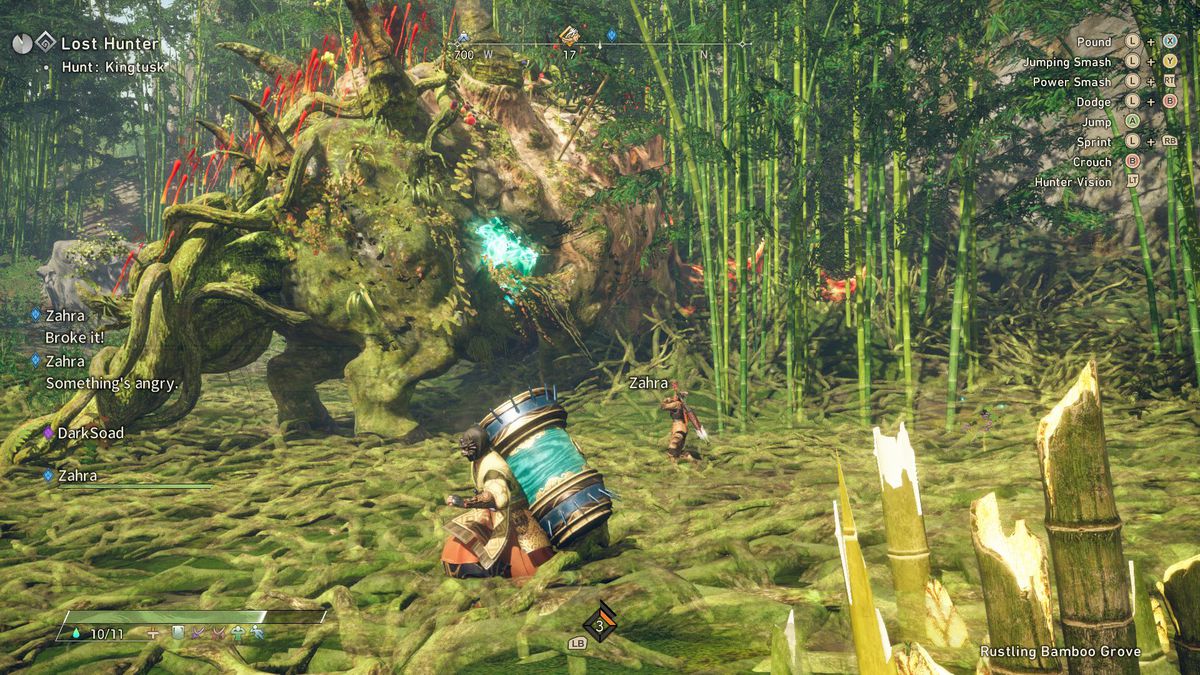 Due guerrieri combattono una bestia in una foresta assolata nella modalitร multigiocatore Wild Hearts.