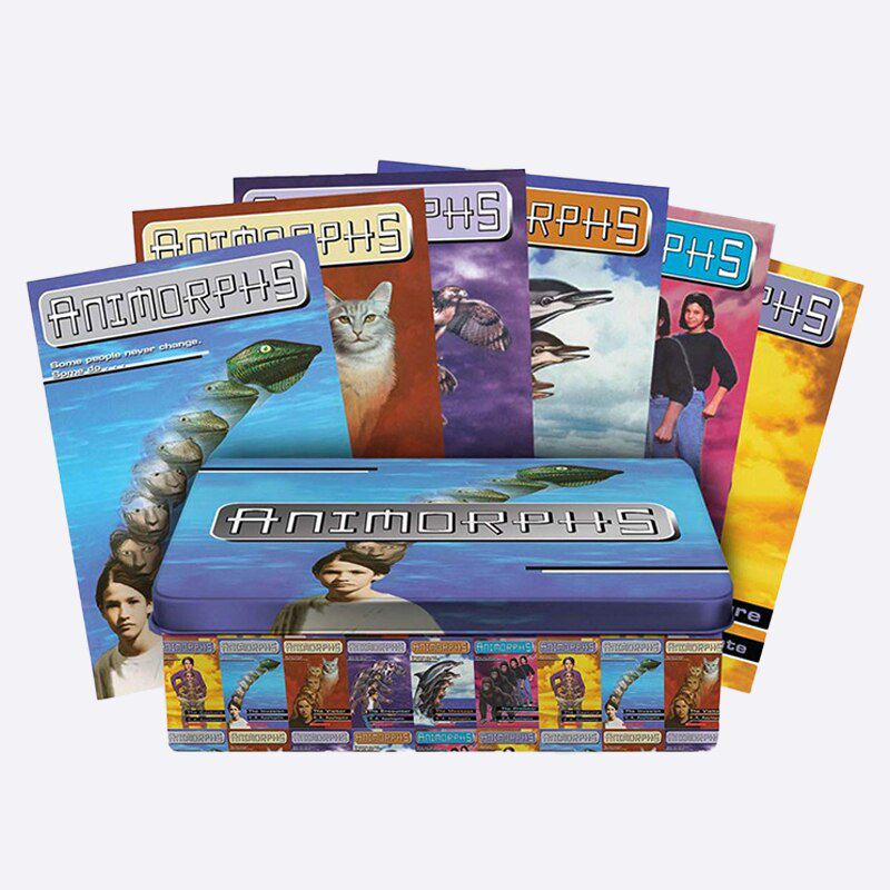 Una fotografia dei primi sei libri di Animorphs con le loro copertine originali, ripubblicati da Scholastic nel 2020, insieme a una scatola retrò per conservare i libri