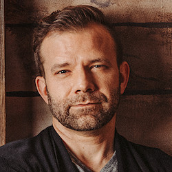 Liam O'Brien Co-fondatore, ruolo critico, colpo alla testa