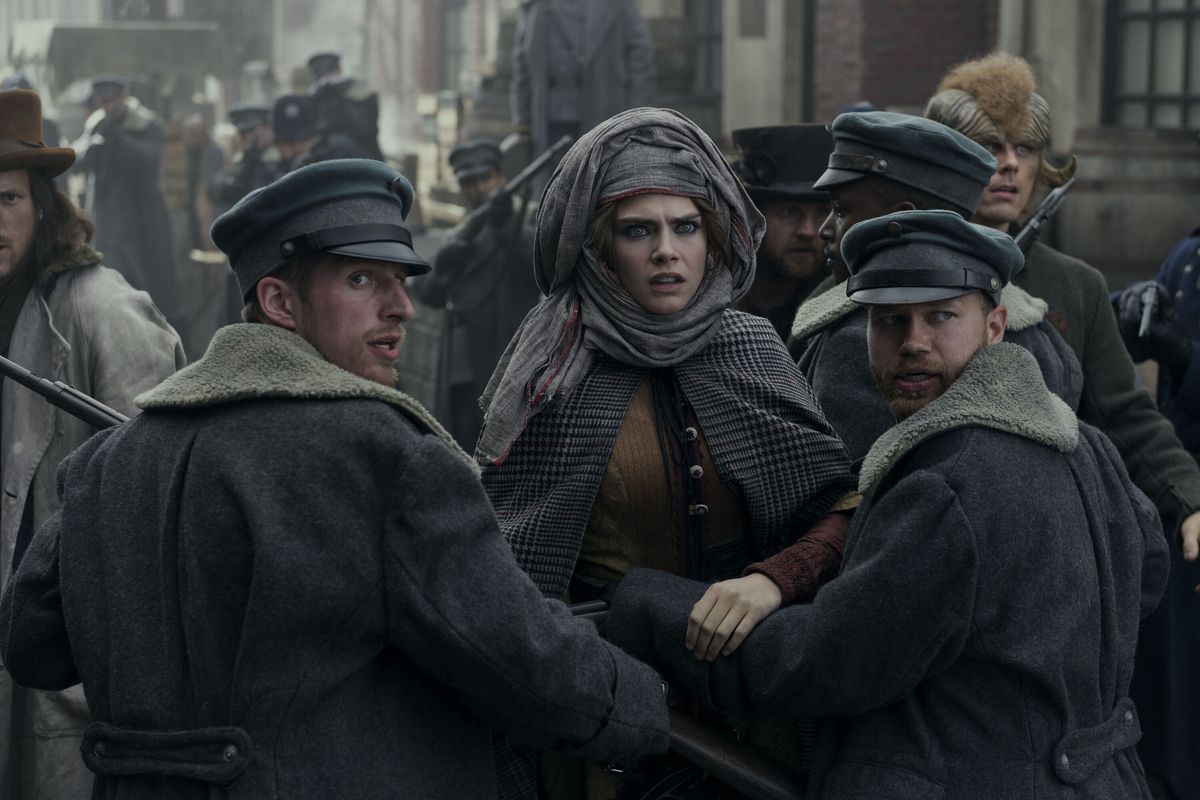 Vignette (Cara Delevigne) viene trattenuta dalle guardie e sembra scioccata