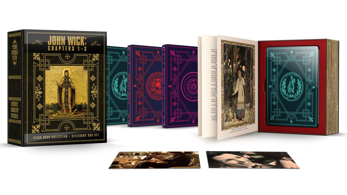 Immagine della collezione di libri in acciaio dello stashbook di John Wick. Un finto stashbook russo di John Wick 3, con tre steelbook all'interno.