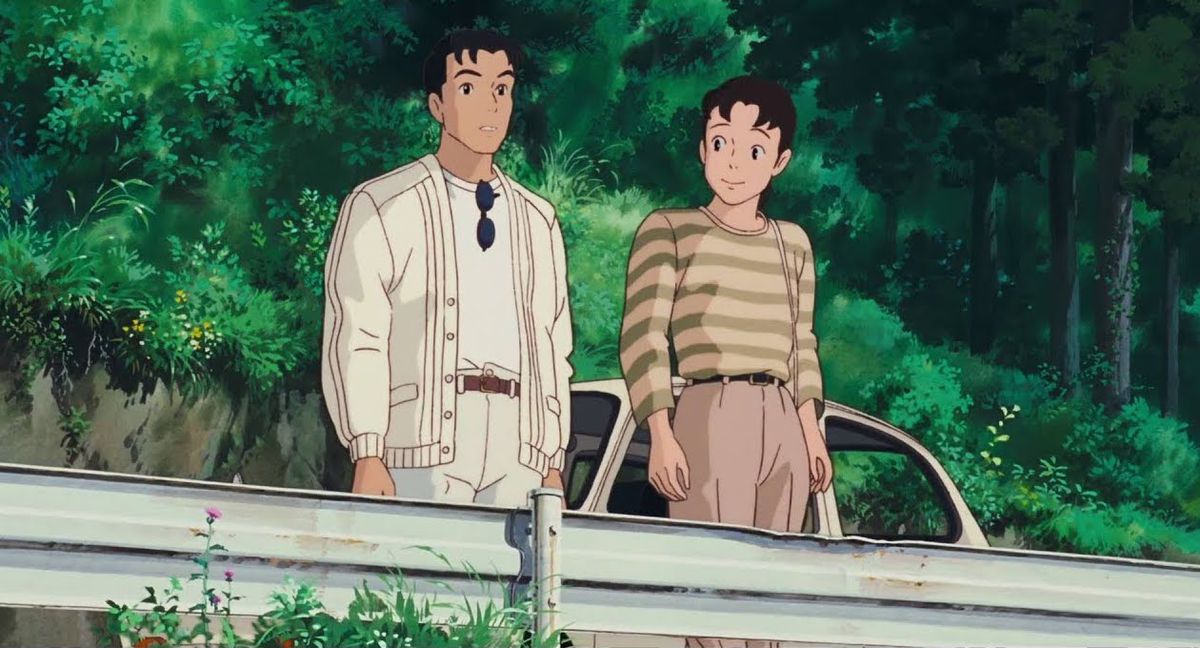 un uomo e una donna stanno sul ciglio dell'autostrada. lui guarda alcuni paesaggi, lei lo guarda