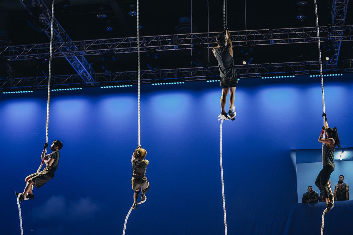 Quattro candidati a Physical 100 si arrampicano sulle corde e si siedono in punti diversi della corda