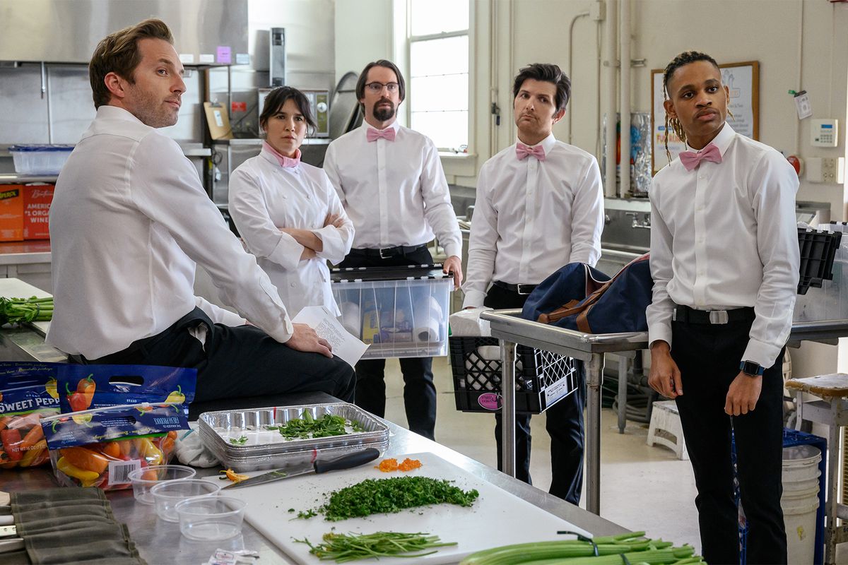 Il cast di Party Down - Kyle Bradway (Ryan Hansen), Lucy (Zoe Chao), Roman Debeers (Martin Starr), Henry Pollard (Adam Scott), Sackson (Tyrel Jackson Williams) - in camicie bianche e papillon rosa stanno in un tableau in una cucina di dimensioni industriali