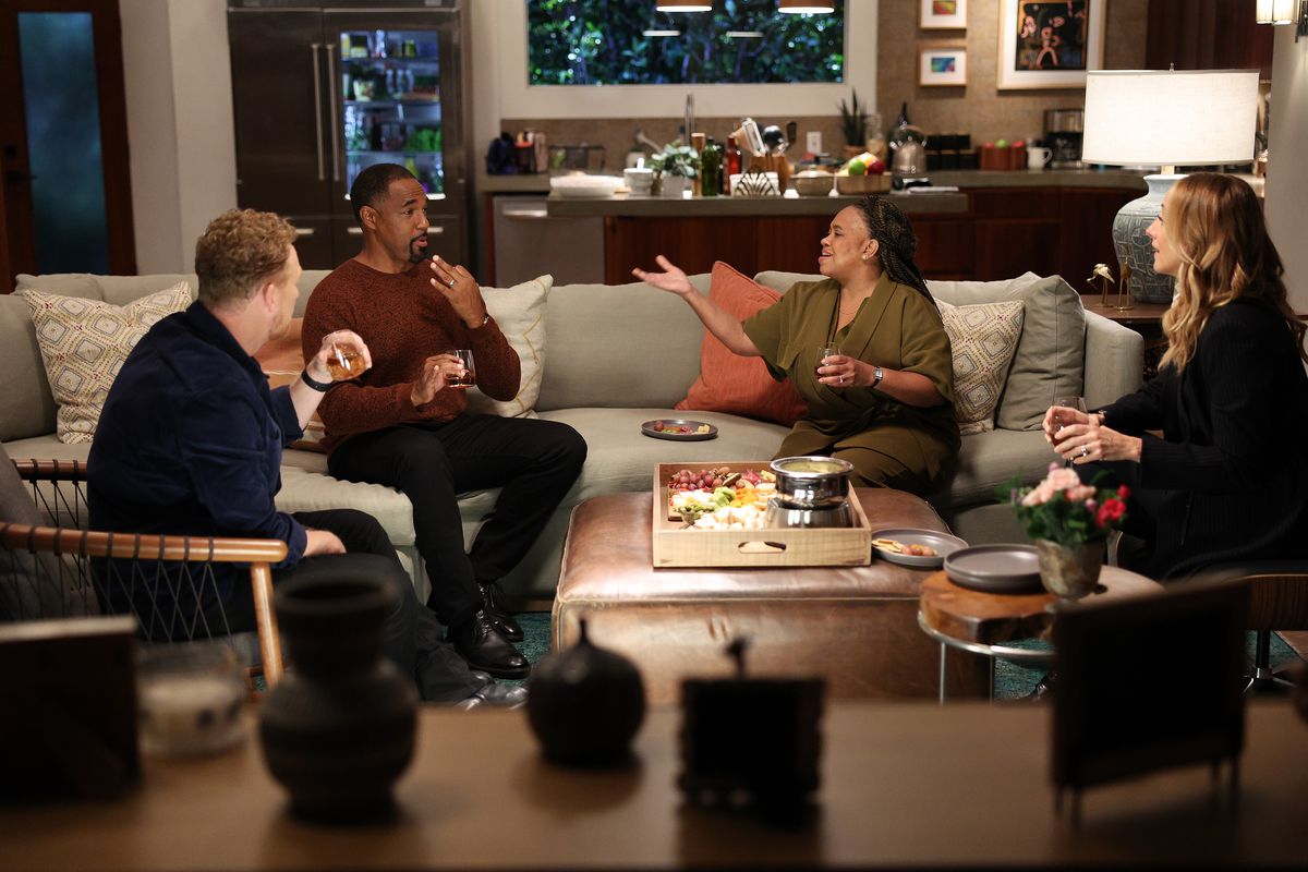 Owen (Kevin McKidd), Ben Warren (Jason George), Miranda Bailey (Chandra Wilson) e un'altra donna seduta in salotto a parlare