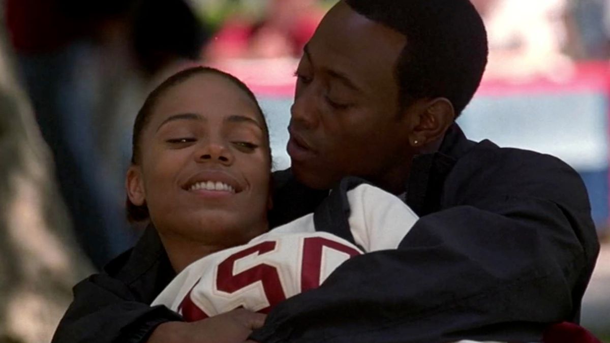 (LR) Una donna sorridente (Sanaa Lathan) sdraiata tra le braccia di un uomo con una camicia nera (Omar Epps).