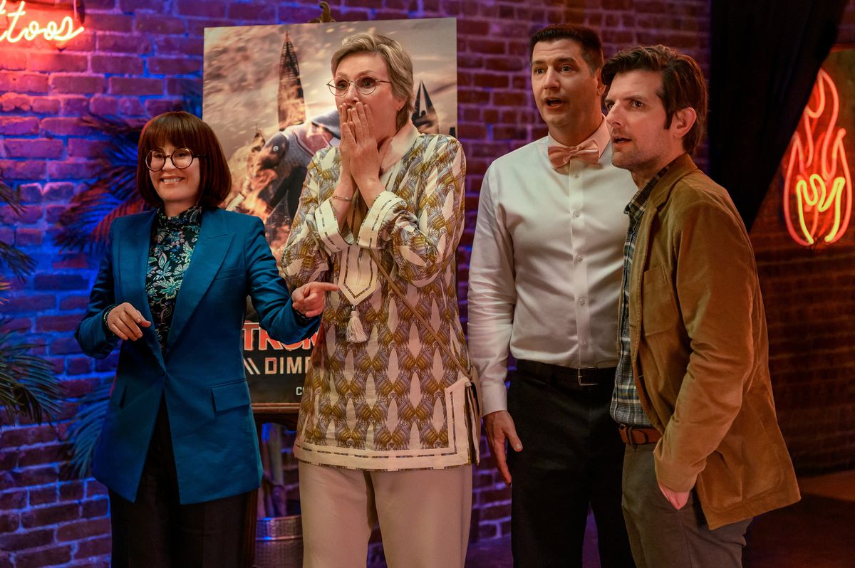 Lydia Dunfree (Megan Mullally), Constance Carmell (Jane Lynch), Ron Donald (Ken Marino) in piedi e guardando scioccati qualcosa fuori dallo schermo in un fotogramma dell'episodio 1 di Party Down stagione 3