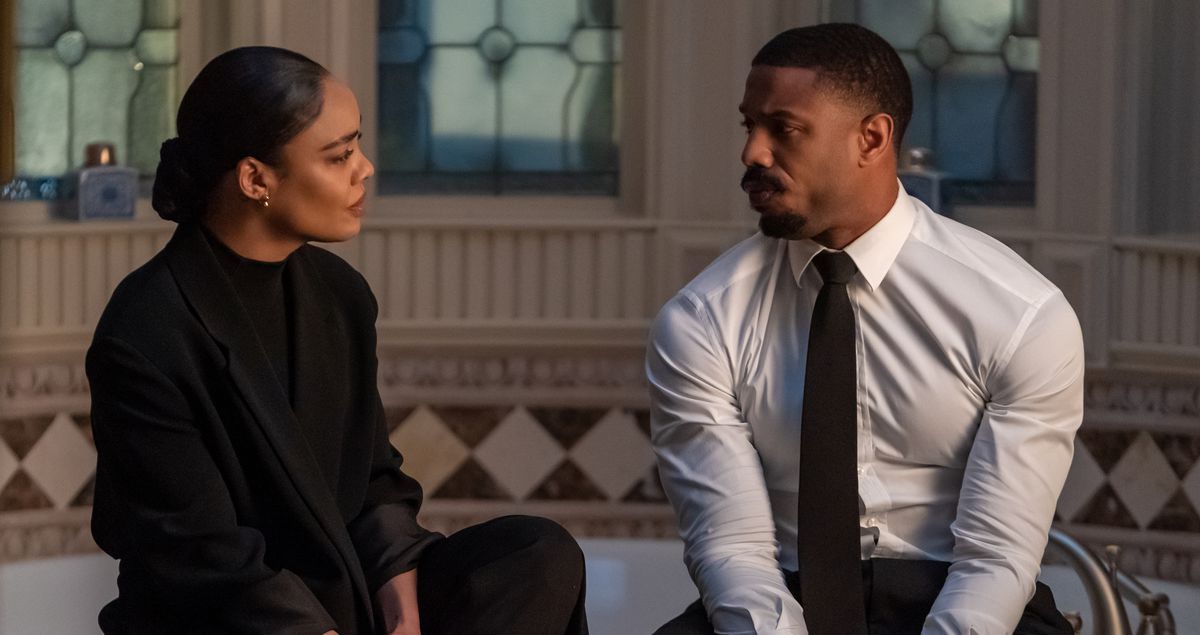 Bianca (Tessa Thompson) e Adonis (Michael B. Jordan) siedono sul bordo di una vasca da bagno in abiti formali, in una delle numerose conversazioni tese e frustranti in Creed III