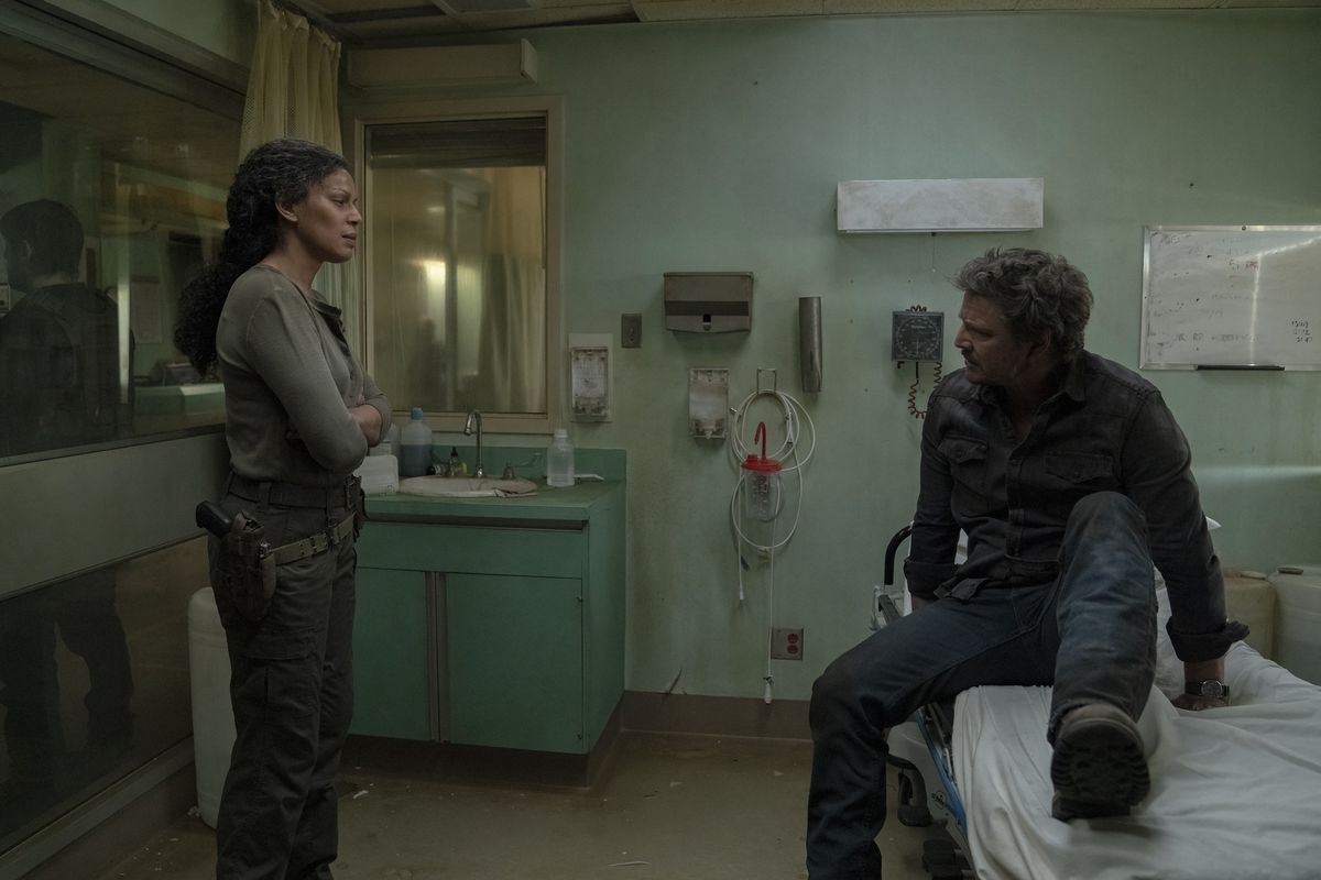 Joel si alza da un letto d'ospedale mentre Marlene gli parla in The Last of Us della HBO