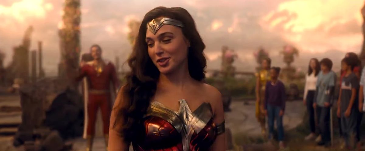 Gal Gadot nei panni di Wonder Woman si allontana da Shazam e si scuote i capelli in Fury of the Gods