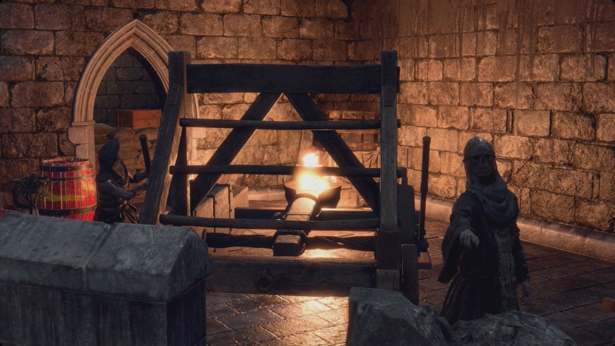 Resident Evil 4 remake Castle catapulta con accanto un comodo barile che esplode