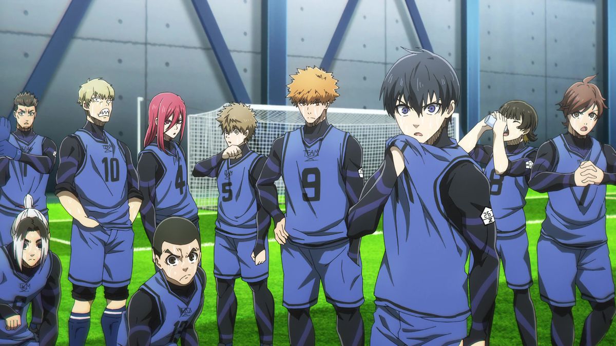 Isagi e la sua squadra originale in Blue Lock stanno sul campo di calcio davanti alla porta.
