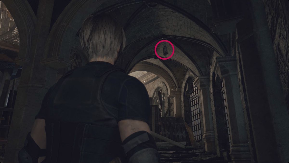 Resident Evil 4 remake Leon guarda una lanterna nella Torre dell'Orologio