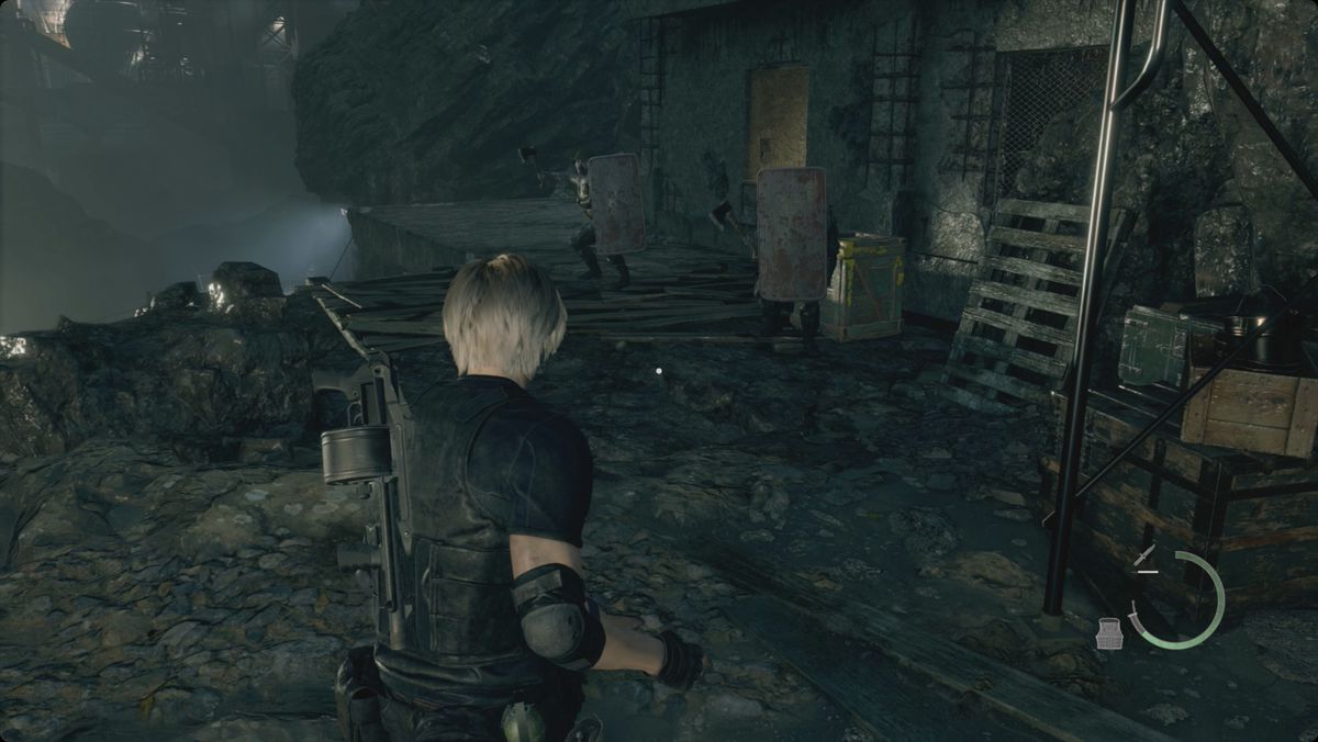 Resident Evil 4 remake Leon affronta una coppia di soldati con scudi antisommossa in metallo.