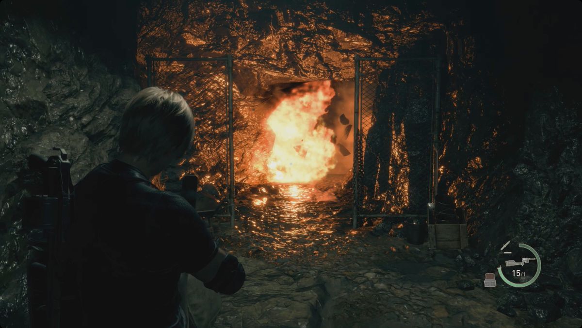 Resident Evil 4 remake Leon in un tunnel che spara a un barile che esplode per liberare alcune macerie