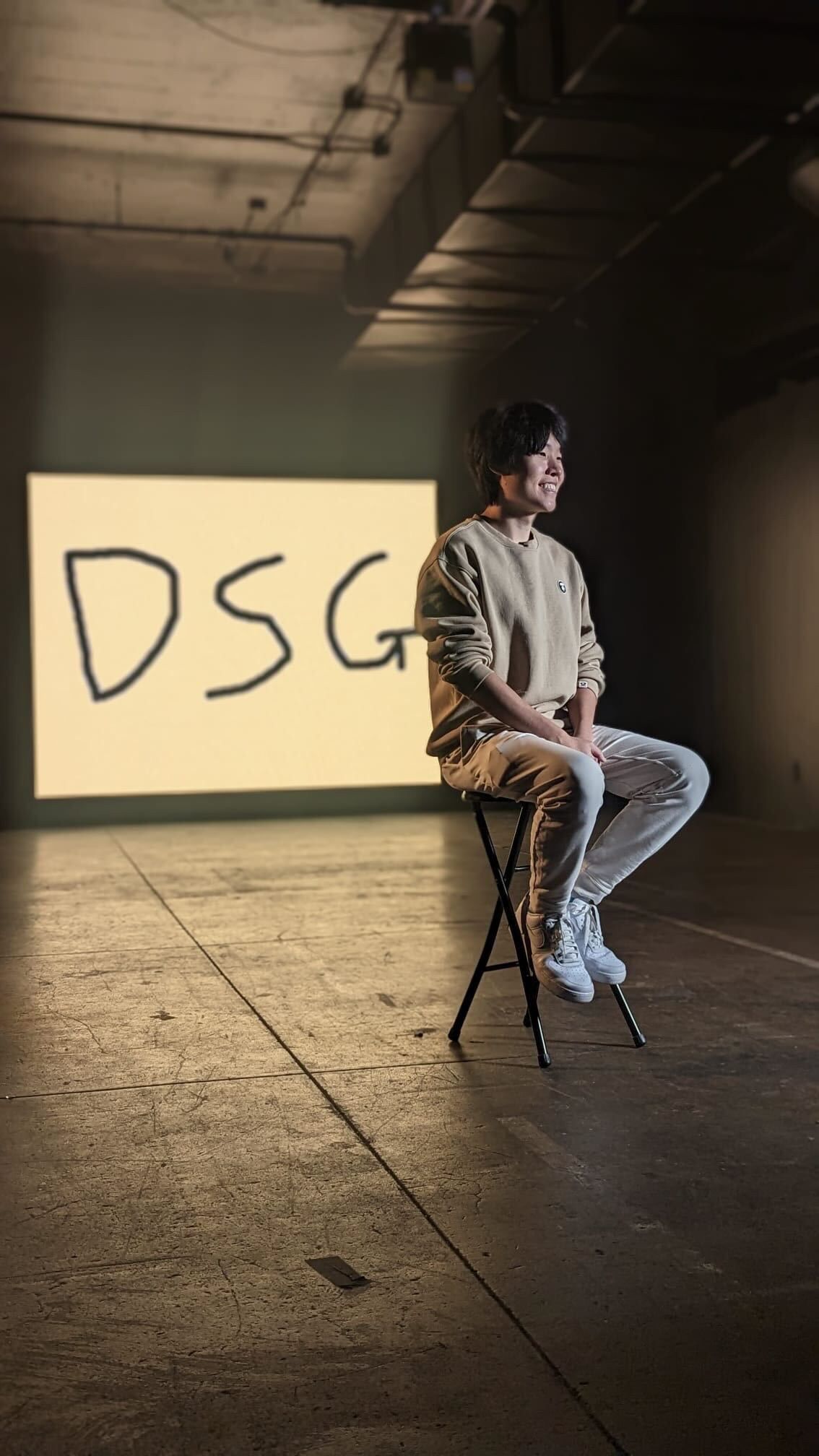 Una foto di Disguised Toast seduto su una sedia. Le lettere