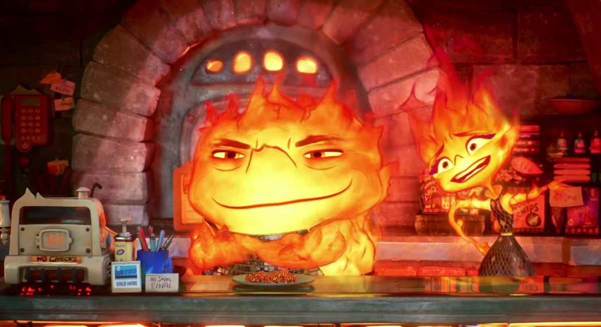 Ember e il suo papà pompiere sorridenti in un ristorante di vigili del fuoco in Elemental della Pixar