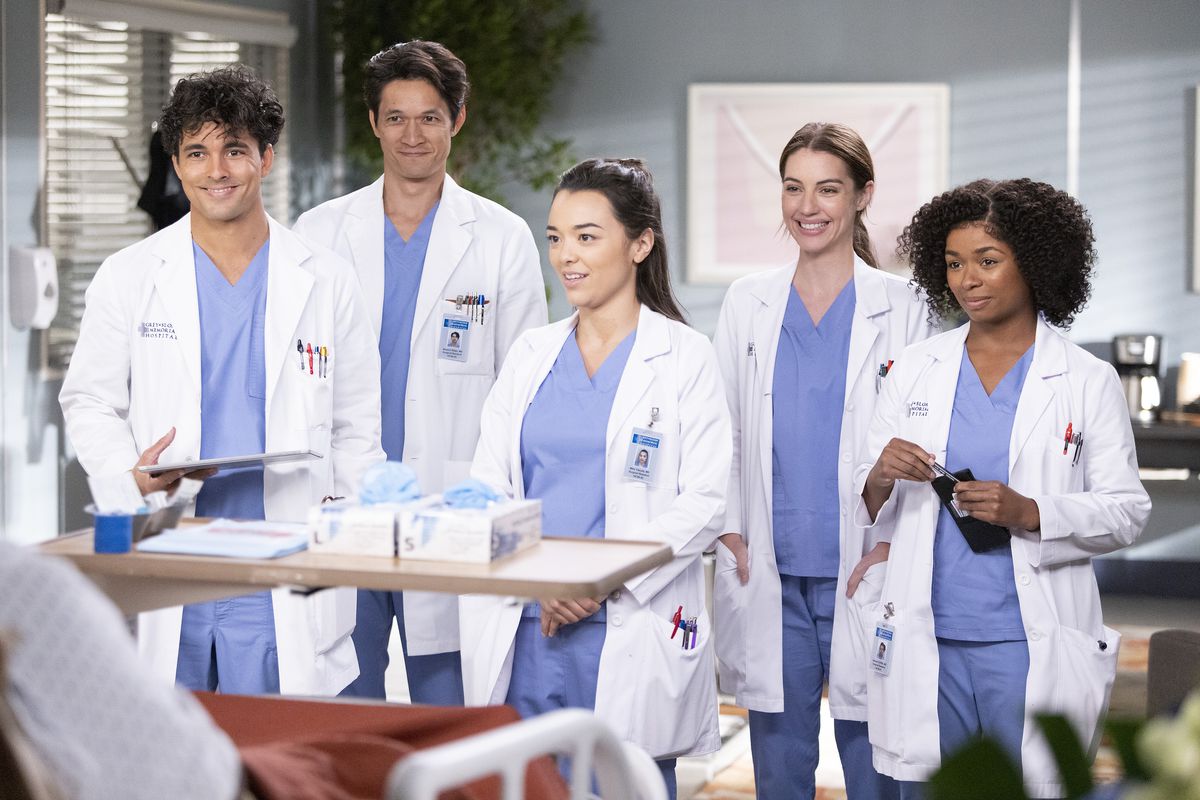 Il nuovo cast di stagisti di Grey's Anatomy in piedi ai piedi del letto di un paziente