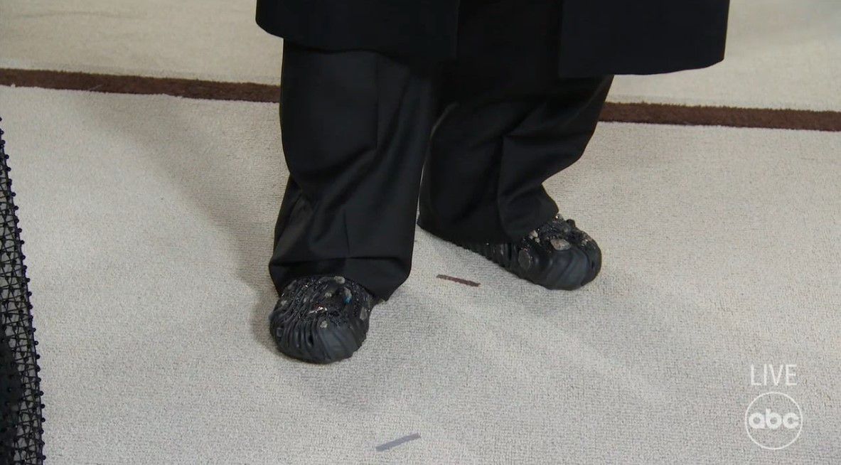 Primo piano delle Crocs tempestate di diamanti di Questlove