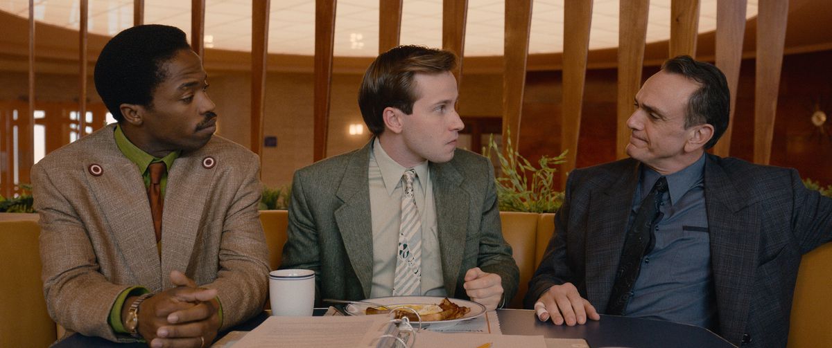 Dewshane Williams, Nicholas Podany e Hank Azaria seduti a un tavolo in una foto di Hello Tomorrow! stagione 1