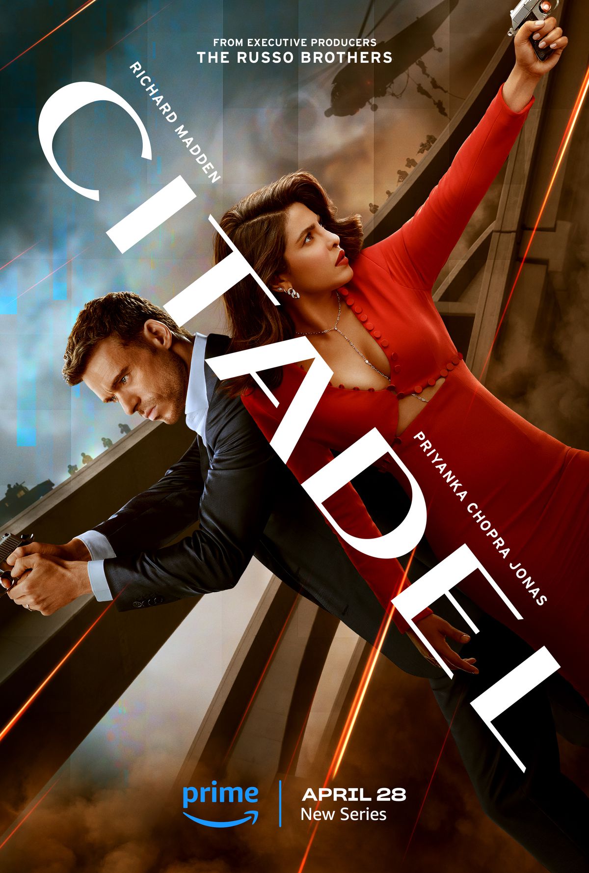 Poster della cittadella con Mason Kane (Madden) e Nadia Sinh (Chopra Jonas) in piedi in una posa Tenet