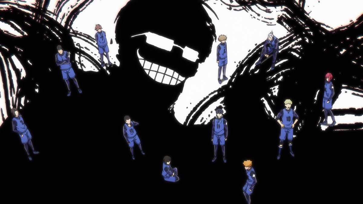 In un fotogramma della prima stagione di Blue Lock, una sagoma di Ego riempie lo sfondo.  In primo piano, Isagi e i membri del suo team stanno in piedi, come se la presenza di Ego incombesse su di loro.