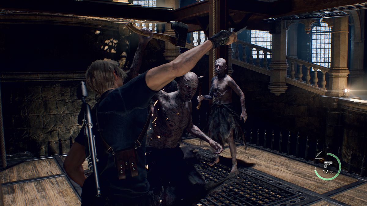 Leon S. Kennedy colpisce un Ganados armato di ascia in uno screenshot di Resident Evil 4. Un altro Ganados attende sullo sfondo pronto a colpire.