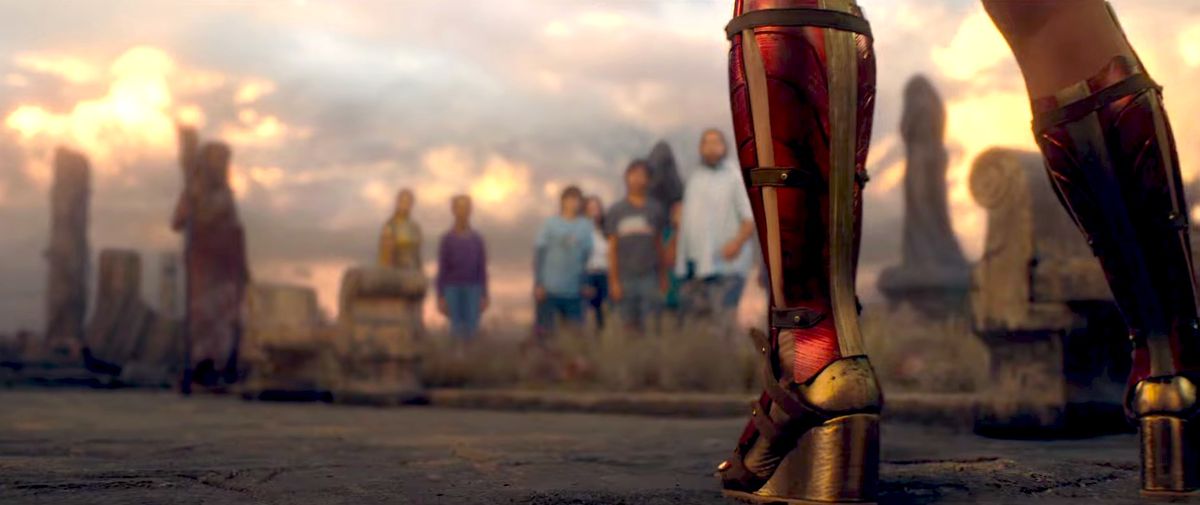 Gli stivali di Wonder Woman stanno davanti alla Shazamily in Shazam!  Furia degli Dei