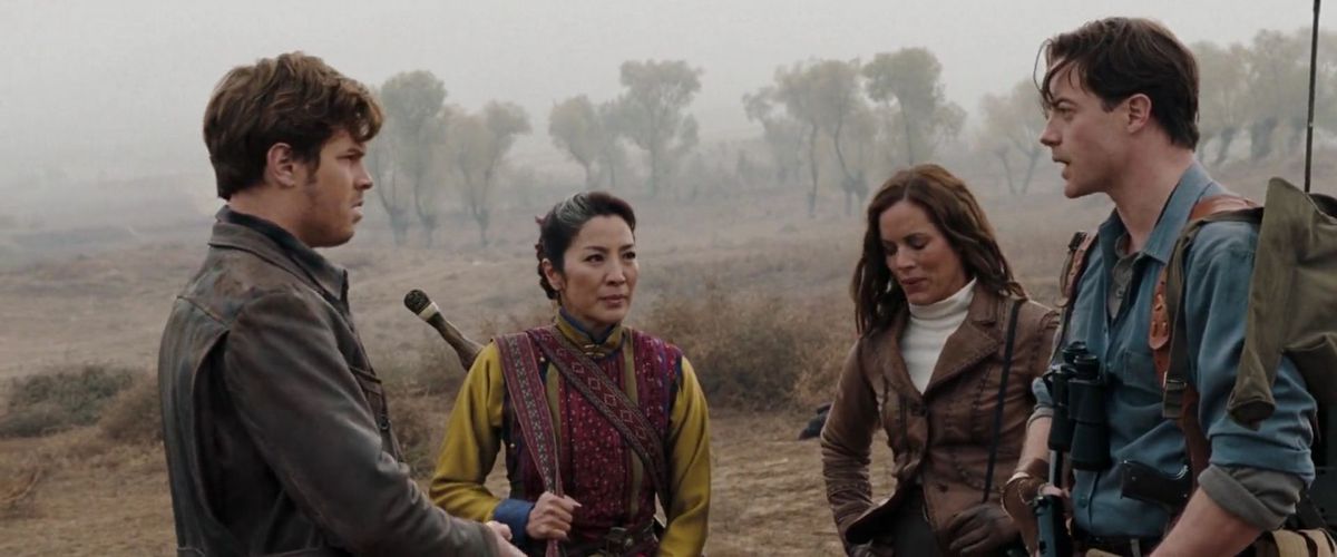 L'antica maga Zi Yuan (Michelle Yeoh) si trova in un campo nebbioso con la coppia di avventurieri Evelyn (Maria Bello) e Rick (Brendan Fraser) in The Mummy: Tomb of the Dragon Emperor, l'unico film tra i primi classificati agli Oscar 2023 come miglior attore e attrice Fraser e Yeoh fatto insieme