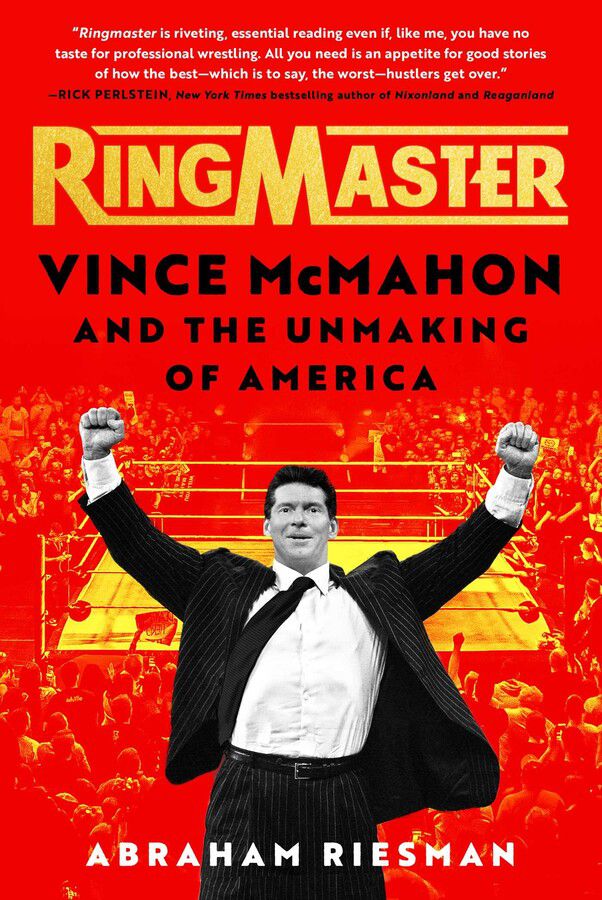 Vince McMahon alza le braccia davanti al ring di wrestling sulla copertina di Ringmaster: Vince McMahon and the Unmaking of America