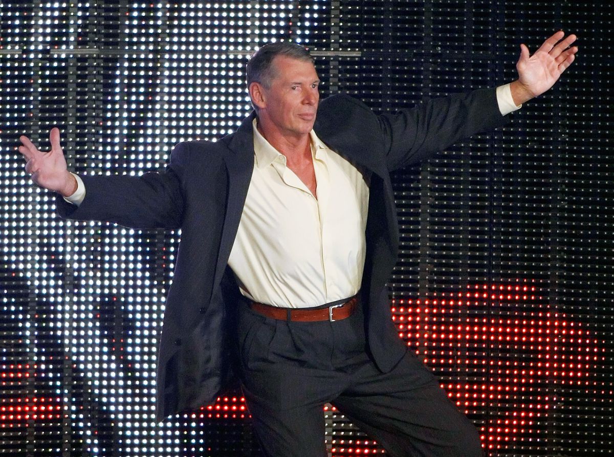 Vince McMahon lancia il braccio entrando in WWE Monday Night Raw a Las Vegas