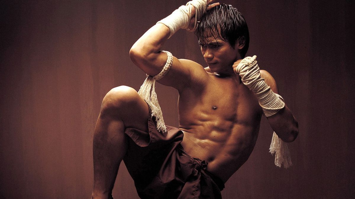 Tony Jaa nel ruolo di Tien in Ong-Bak.