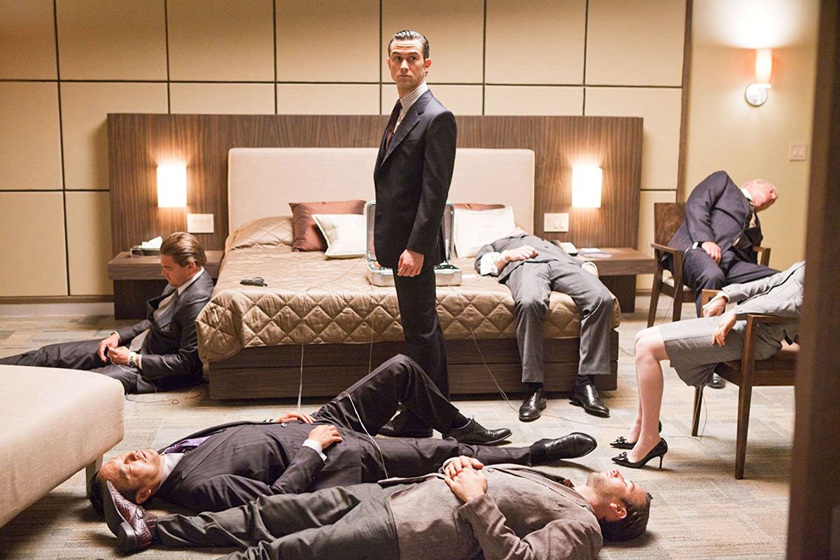 Joseph Gordon-Levitt si trova tra i signori incapaci in una camera d'albergo nel film del 2010 di Christopher Nolan Inception.  Sinceramente, sembra che abbia appena fatto delle mosse di karate malate su alcune persone.  Prepotente.