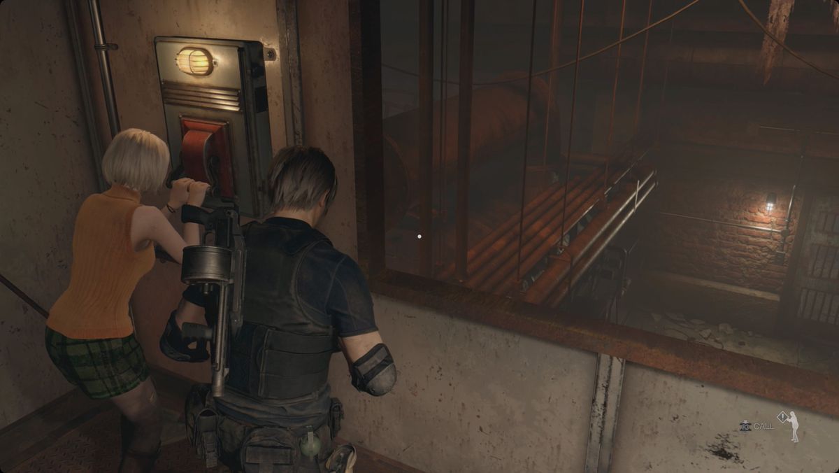 Resident Evil 4 remake Leon chiede ad Ashley di tenere premuto un interruttore per aprire una porta in lontananza.