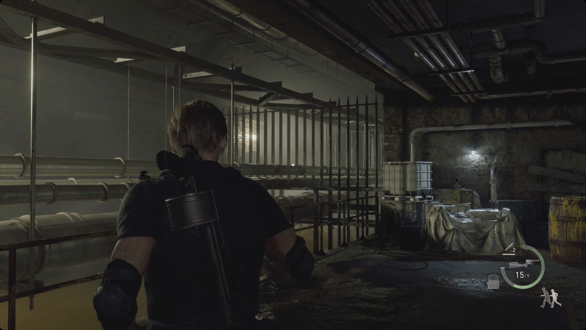 Resident Evil 4 remake Leon si dirige verso un tunnel simile a una fogna