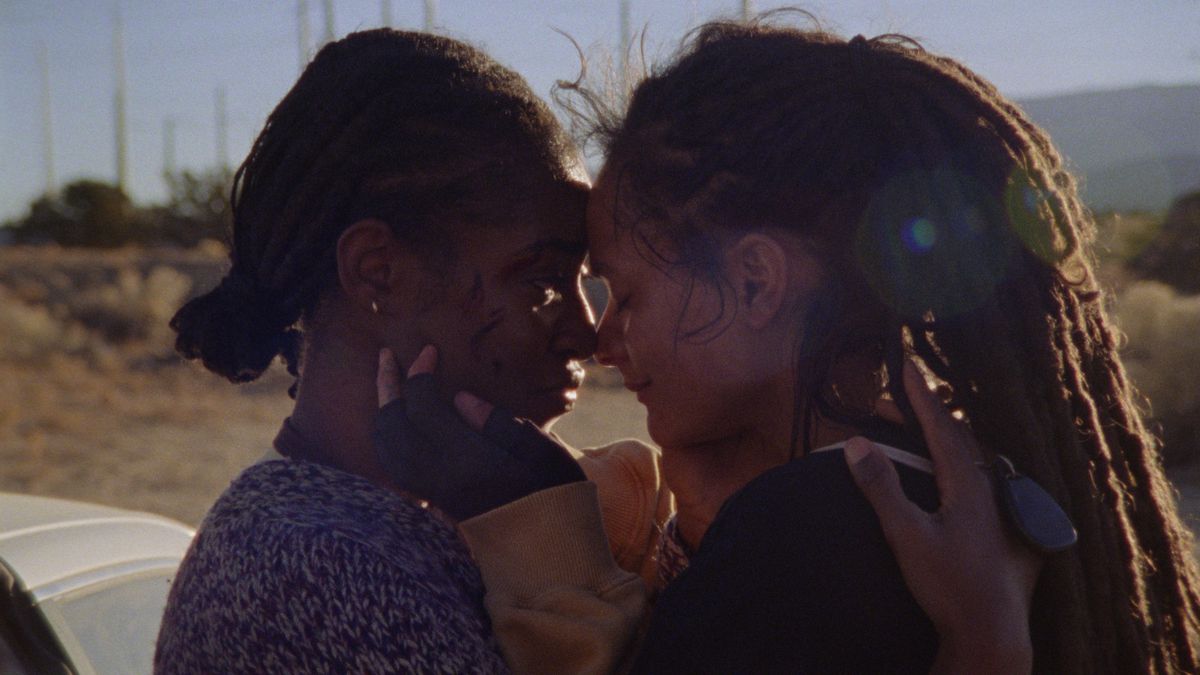Theo (Sasha Lane) e Alisha (Jayme Lawson) si abbracciano in How to Blow Up a Pipeline.
