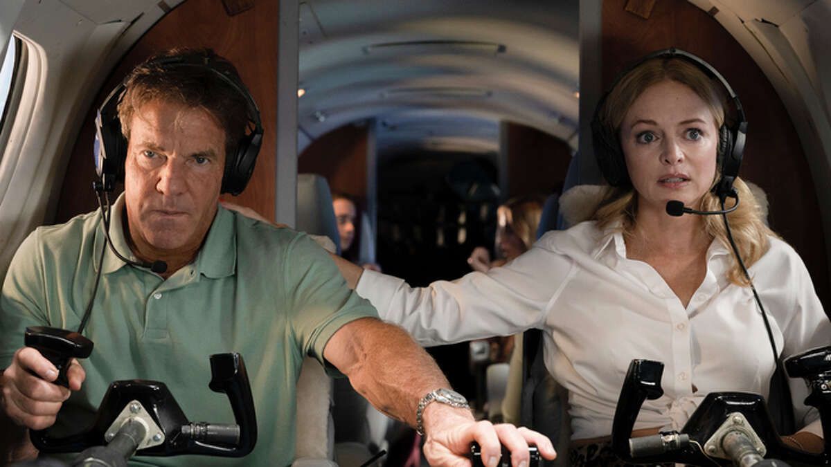 (LR) Dennis Quaid e Heather Graham seduti dietro i comandi di un aereo in On a Wing and a Prayer.