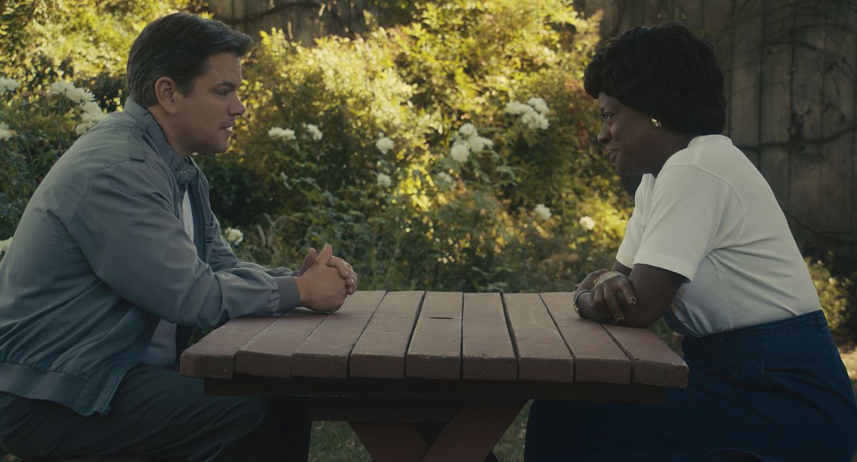 Sonny Vaccaro di Matt Damon siede di fronte a Deloris Jordan di Viola Davis a un tavolo da picnic in giardino nel film Air.