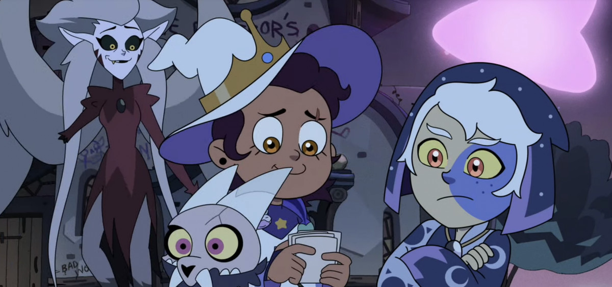 luz che mostra al collezionista una polaroid, mentre Eda e King le stanno accanto