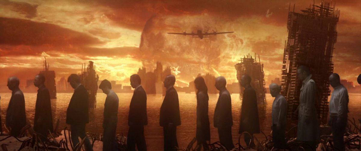 Le persone camminano in fila nell'inferno di fuoco nell'adattamento live action di Ace Attorney.