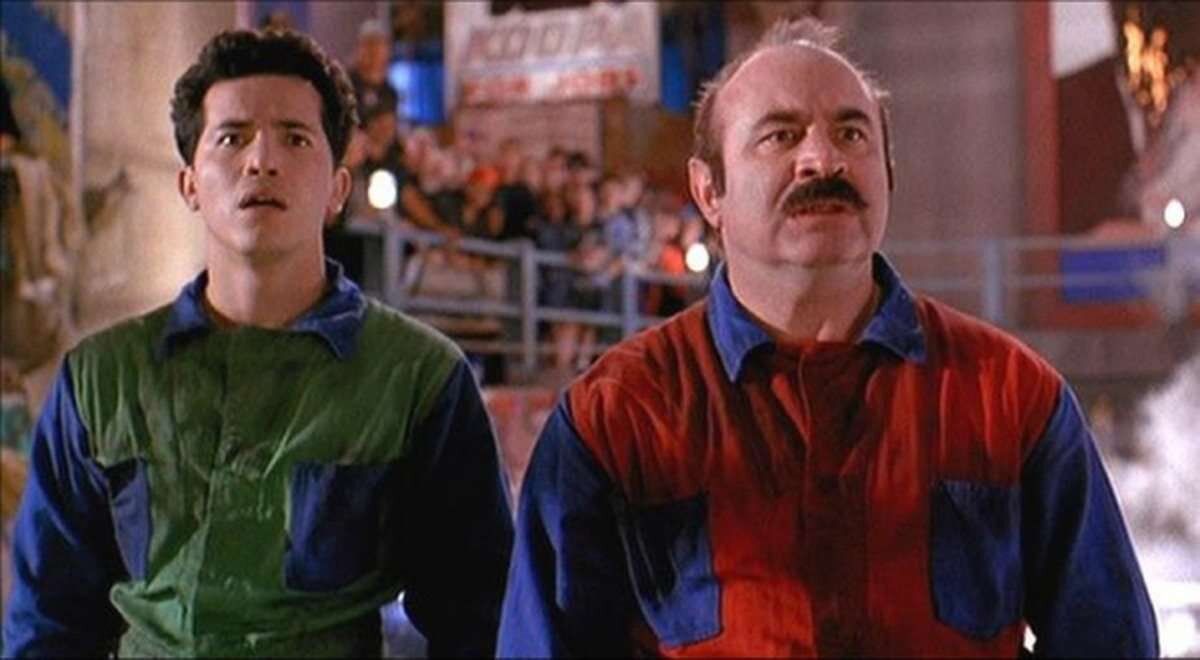 Un fotogramma del film Super Mario Brothers del 1993 con Bob Hoskins e John Leguizamo